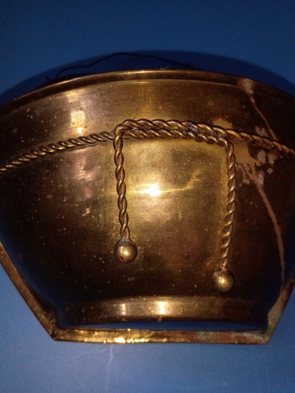 Hosley Solid Brass Antique-style Wall Sconce with Twisted Rope Detail